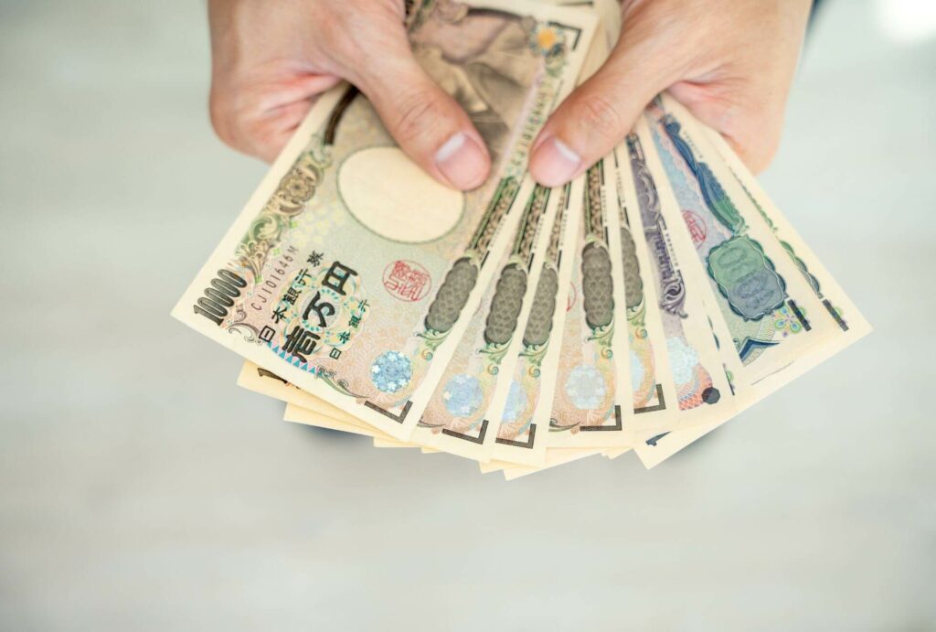 10 ของใช้จำเป็นที่ควรพกเมื่อไปเที่ยวญี่ปุ่น - เงินสด