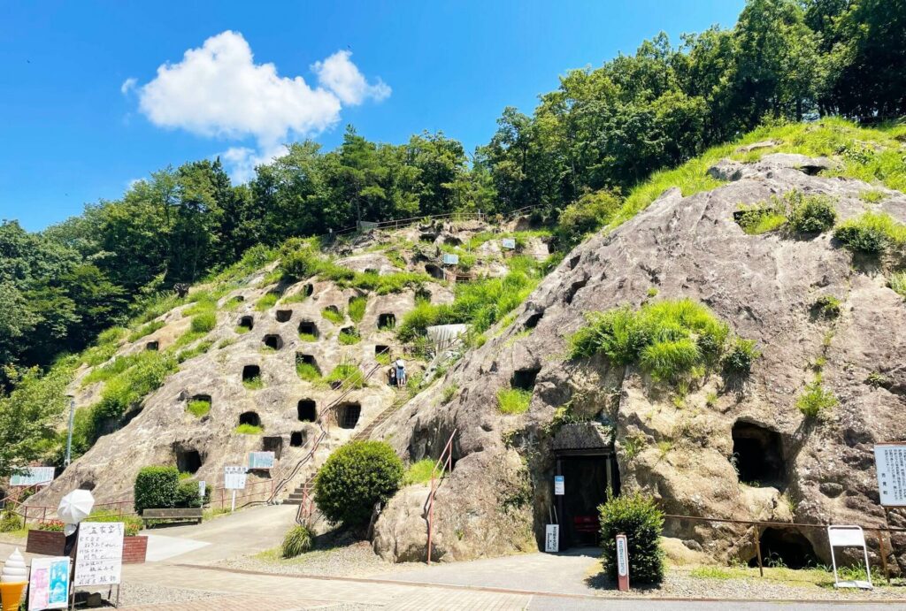 10 สุดยอดสถานที่ท่องเที่ยวในไซตามะ - สุสานร้อยถ้ำโยชิมิ