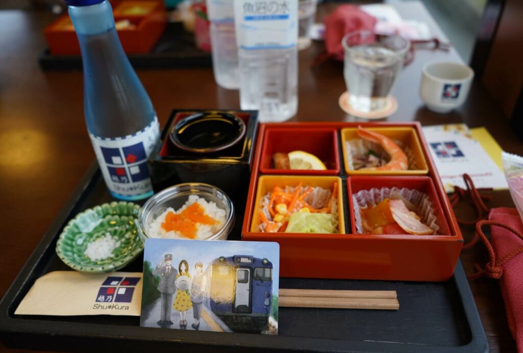 รีวิว 2 รถไฟ Joyful Train ธีมอาหารในนีงาตะ - Koshino Shu_Kura ชุด Sake Travel Package