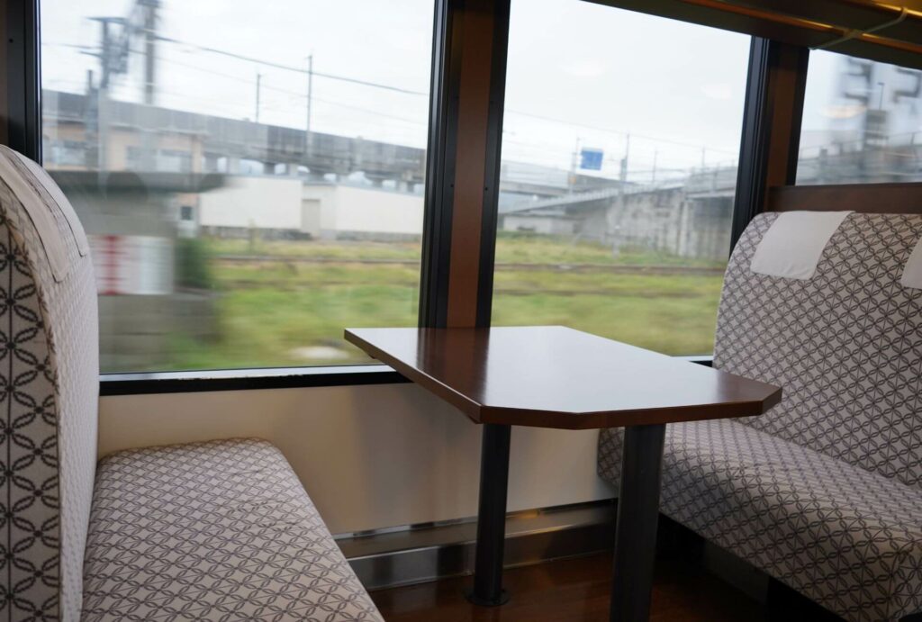 รีวิว 2 รถไฟ Joyful Train ธีมอาหารในนีงาตะ - Koshino Shu_Kura ตู้ 4 ที่นั่ง 4 คน