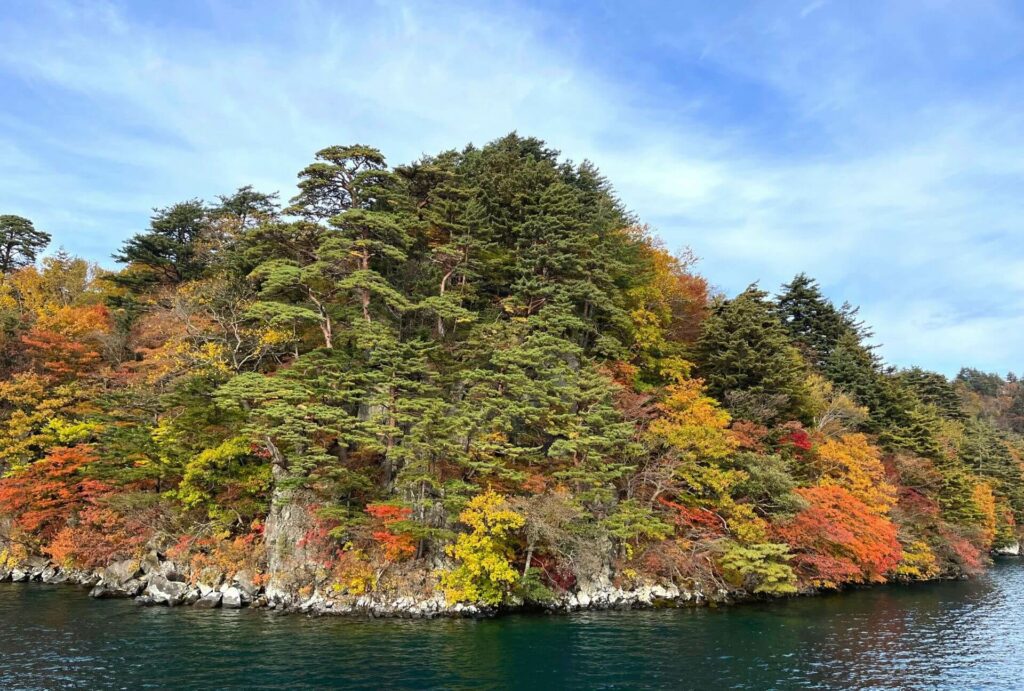 วิวใบไม้เปลี่ยนสีและของอร่อยขึ้นชื่อโทโฮคุ - ทะเลสาบโทวาดะ ล่องเรือ