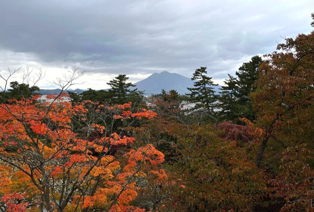 วิวใบไม้เปลี่ยนสีและของอร่อยขึ้นชื่อโทโฮคุ - สวนปราสาทฮิโรซากิ ภูเขาอิวากิ