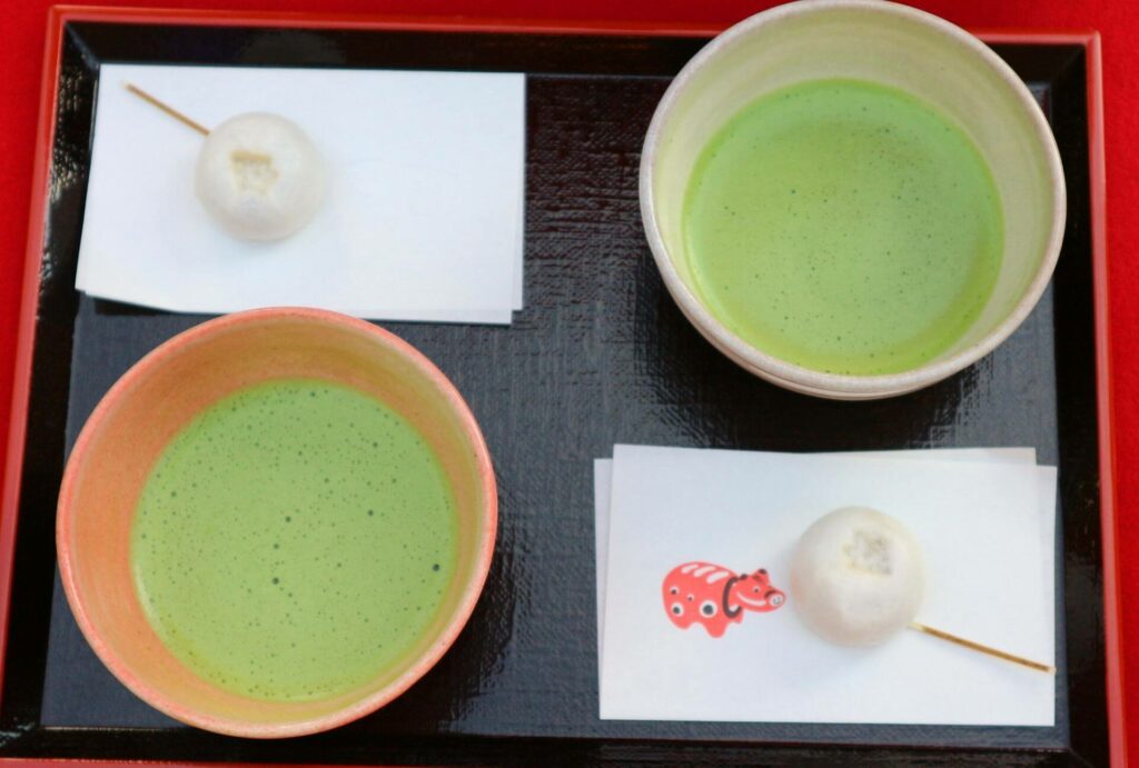 วิวใบไม้เปลี่ยนสีและของอร่อยขึ้นชื่อโทโฮคุ - เซ็ทน้ำชาและขนม เรือนน้ำชารินคาคุ